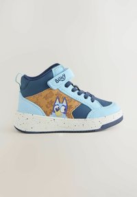 Zapatillas altas de color azul claro con detalles en azul marino, que presentan una suela blanca moteada y un diseño de personaje de dibujo animado en el costado. Incluye correa de velcro.