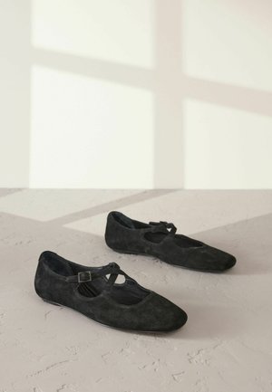 Mustad sametist ballettikingad, ümmarguse toe, ristirihma kujunduse ja lõikefreeside detailidega. Tasased tallad, ilma ehtete ja mustriteta.
