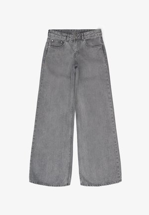 Brede pijpen, grijze spijkerbroek met een hoge taille, vijf zakken en een klassieke sluiting met vijf knopen. De stof heeft een zachte textuur met subtiele vervaging.