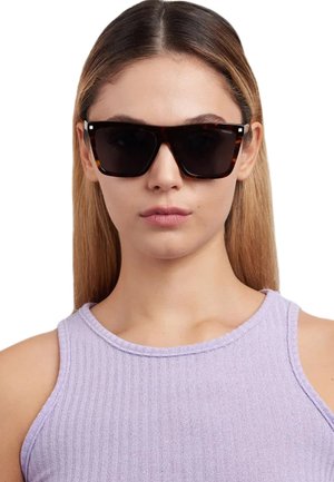 Occhiali da sole tartarugati neri con montatura quadrata e lenti scure. Presentano aste spesse con dettagli sottili. Indossati con un top senza maniche a coste di colore lavanda.