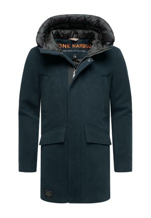 Donkerblauwe jas met een gevoerde zwarte capuchon, een ritssluiting aan de voorkant, twee grote voorzakken en een gestructureerde stofafwerking. Gelabelde binnenkant.