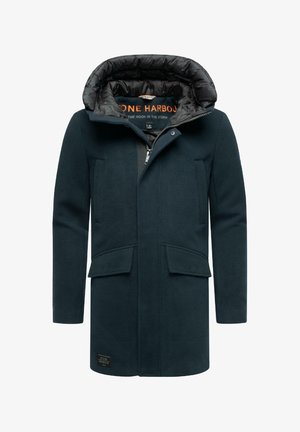 Donkerblauwe jas met een gevoerde zwarte capuchon, een ritssluiting aan de voorkant, twee grote voorzakken en een gestructureerde stofafwerking. Gelabelde binnenkant.