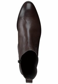 Bruine leren enkelboot met een spitse neus, gladde textuur, minimale stiksels, zijkant ritsopening en een lage, ronde hak.
