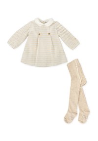 Vestido de crema a rayas con un cuello blanco, que cuenta con dos botones decorativos y mangas largas, combinado con unas medias beige.