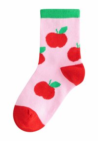 Baumwollsocken mit pinkem Hintergrund, Muster aus roten Äpfeln und grünen Blättern sowie rotem Zehen- und Bündchenbereich. Glatte Textur, Knöchelhöhe.