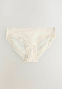 Beige slip met een zachte stoffen voorkant en ingewikkelde kantdetails aan de zijkanten, met een golvende rand en een bloemetjeskantpatroon.