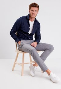 BONOBO Jeans MIT LANGEN ÄRMELN - Camicia - bleu fonce