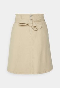 Falda de algodón beige con cintura alta, que cuenta con un cinturón de tela atado, cierre de botones y dos bolsillos laterales. Textura suave y corte a la altura de la rodilla.