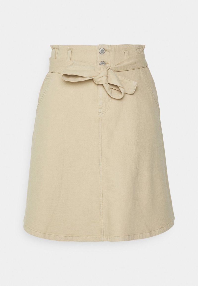 Falda de algodón beige con cintura alta, que cuenta con un cinturón de tela atado, cierre de botones y dos bolsillos laterales. Textura suave y corte a la altura de la rodilla.