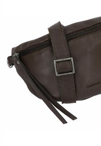 Marsupio in pelle marrone con superficie texturizzata, chiusura con zip, tracolla regolabile e accentuazioni in metallo argentato.