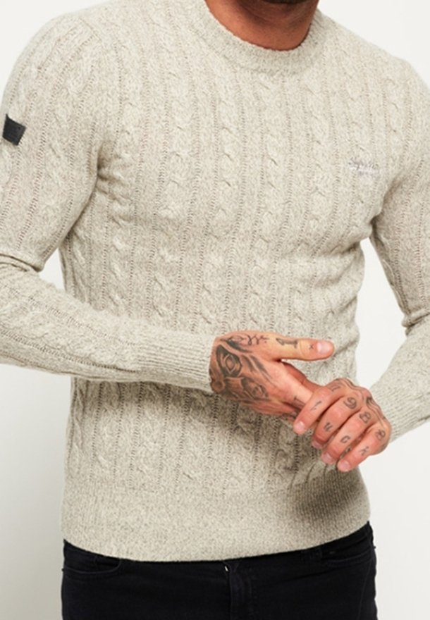 Jasnoszary sweter z teksturowanej tkaniny o splotach kablowych, z prążkowanym okrągłym dekoltem oraz długimi rękawami, z małym logo na piersi.