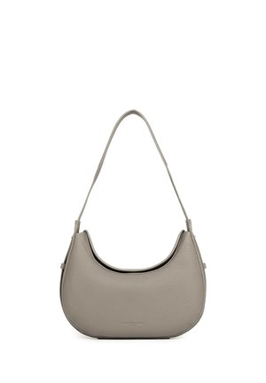 Sac à bandoulière en cuir gris avec texture grainée et bord supérieur incurvé, équipé d’une seule sangle et d’un embossage subtil de la marque à l’avant.