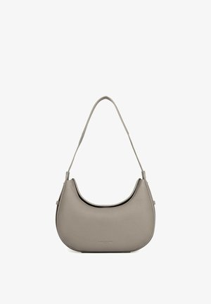 Sac à bandoulière en cuir gris avec texture grainée et bord supérieur incurvé, équipé d’une seule sangle et d’un embossage subtil de la marque à l’avant.