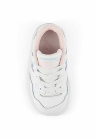 Weiße Leder Sneaker mit pinken Akzenten, Schnürverschluss und mehrfarbigem, sternförmigem Design. Bietet ein gepolstertes Innenfutter und eine strukturierte Sohle.