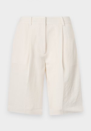 Valkoiset pellavashortsit, joissa on räätälöity muotoilu, pleatattu etuosa ja leveät lahkeensuukkeet. Silkkinen pinta ja polvitaipeeseen ulottuva pituus.