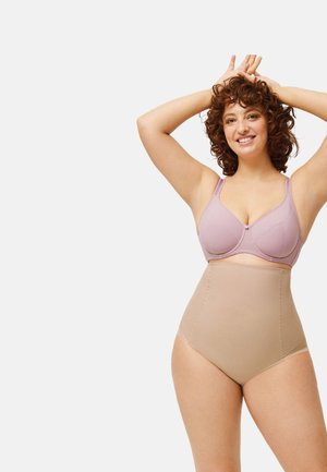 Sostenedor de color rosa claro con copas moldeadas, tirantes ajustables y un detalle de botón en el centro. Bragas nude de cintura alta, con una textura suave y costuras mínimas.