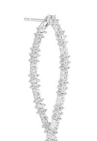 Orecchino a cerchio in argento con un design testurizzato a zigzag. Presenta adornamenti trasparenti lungo il bordo, che offrono una qualità riflettente.