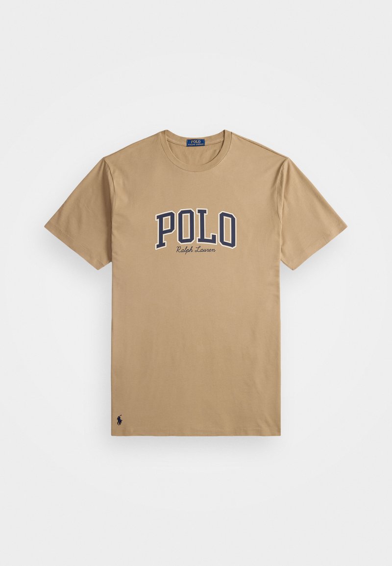 Béžové tričko s krátkym rukávom s textom "POLO Ralph Lauren" v námorníckej modrej a bielej farbe na hrudi, malé logo jazdca blízko dolného lemu.