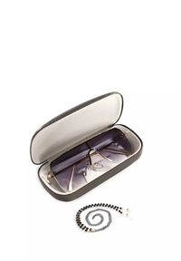 Czarny, fakturowany etui na okulary przeciwsłoneczne z szarym wnętrzem, zawierające ciemne okulary przeciwsłoneczne oraz ozdobny pasek z łańcuszka z czarnymi koralikami.