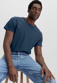 hessnatur REGULAR  - T-Shirt basic - nachtblau