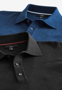 Zwei gefaltete Langarm-Poloshirts, eines dunkelgrau und eines blau, jeweils mit Kragen und drei Knöpfen, flach auf einem weißen Hintergrund gelegt.