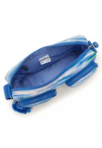 Kipling penalhus, blå og multicolor design, lynlåslommer, blødt stof og en fluffy blå accent. Indvendigt er det foret med ensfarvet blå.