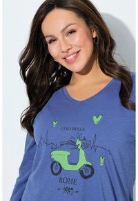 Maglietta a maniche lunghe blu con grafica di uno scooter verde e testo "Ciao Bella Roma 1987", con accenti a forma di cuore verde chiaro.