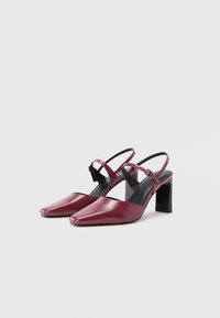 Bordeaux lakleren slingback schoenen met een spitse neus en blokhak, voorzien van een verstelbare band en een getextureerde binnenzool.
