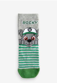 Szare skarpetki z rysunkiem psa w kreskówkowym stylu z czerwonymi oczami, noszącego zieloną i białą czapkę, w zielono-białe paski. Napis głosi "ROCKY."