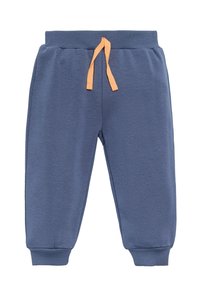 Pantalones de chándal azules para niño pequeño con cinturilla elástica, cordón naranja y puños acanalados sobre fondo blanco.