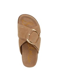Sandalie in suede color cuoio con una fibbia dorata oversize e una soletta morbida con branding impresso. Parte posteriore chiusa con cinturini incrociati.
