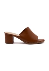 Bruine leren open-toe mules met een blokhak. Gladde oppervlakte, minimalistisch ontwerp, gevoerde binnenzool en reliëflogo op de hak.