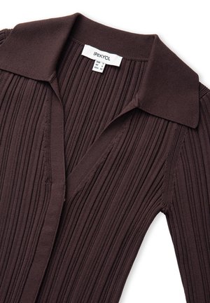 Haut en maille côtelée marron avec un col à revers et des détails de boutons. Présente des lignes verticales et une texture douce, conçu pour une silhouette ajustée.