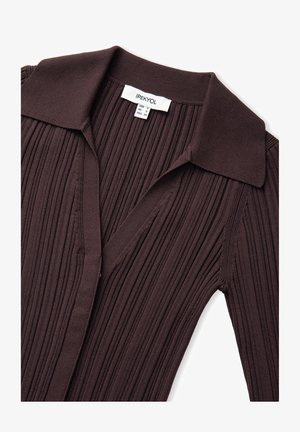 Bruin geribd gebreid topje met een kraag en knoopdetail. Heeft verticale lijnen en een zachte textuur, ontworpen voor een getailleerde pasvorm.