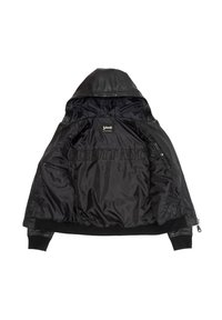 Veste à capuche en cuir noir avec une doublure intérieure lisse, des poignets côtelés, une broderie et des poches zippées dans un design minimaliste.