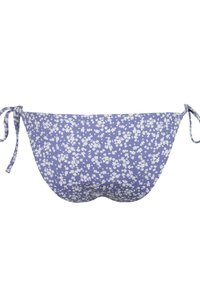 Top de bikini morado con un patrón floral que presenta flores blancas. Se ata a los lados. Tela suave con una textura delicada.
