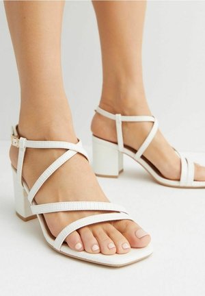 New Look Wide Fit Sandaalit nilkkaremmillä - white