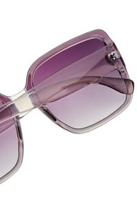 Sunglasses s fialovým zabarvením, gradientním sklem a čirým plastovým rámem. Čtvercový tvar s jemnými hranami a leštěnými panty.