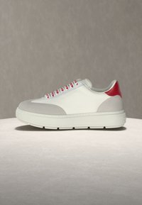 Λευκό sneaker χαμηλού τύπου με γκρι σουέντ λεπτομέρειες, κόκκινη γλώσσα στη φτέρνα, λευκά κορδόνια με κόκκινες λεπτομέρειες και ανάγλυφο το λογότυπο "Love Moschino" στο πλάι.