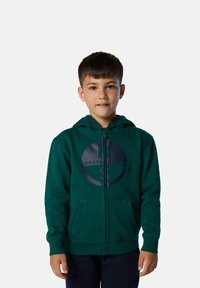 Felpa verde con zip realizzata in un materiale morbido; presenta un logo grafico blu navy sul davanti, due tasche frontali e un cappuccio.