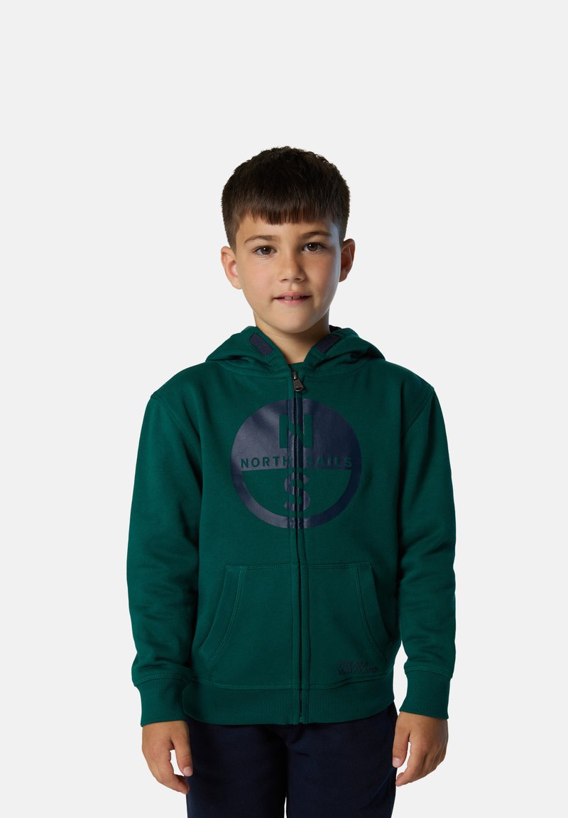 Felpa verde con zip realizzata in un materiale morbido; presenta un logo grafico blu navy sul davanti, due tasche frontali e un cappuccio.