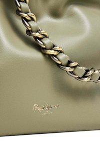 Borsa a tracolla in similpelle verde oliva con manico a catena intrecciata e dettagli dorati. Logo impresso in oro sul davanti.