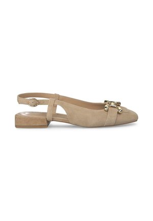 Ballerines slingback en suedine beige avec un bout pointu, dotées d'un accent décoratif en métal doré et d'une sangle à boucle minimaliste au niveau de la cheville.