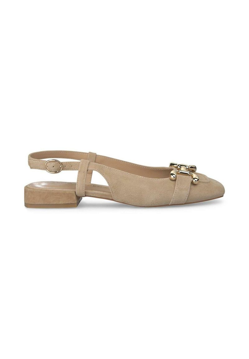 Ballerine in suede beige, con punta affusolata, dotate di un elegante dettaglio in metallo oro e una fibbia minimale alla caviglia.
