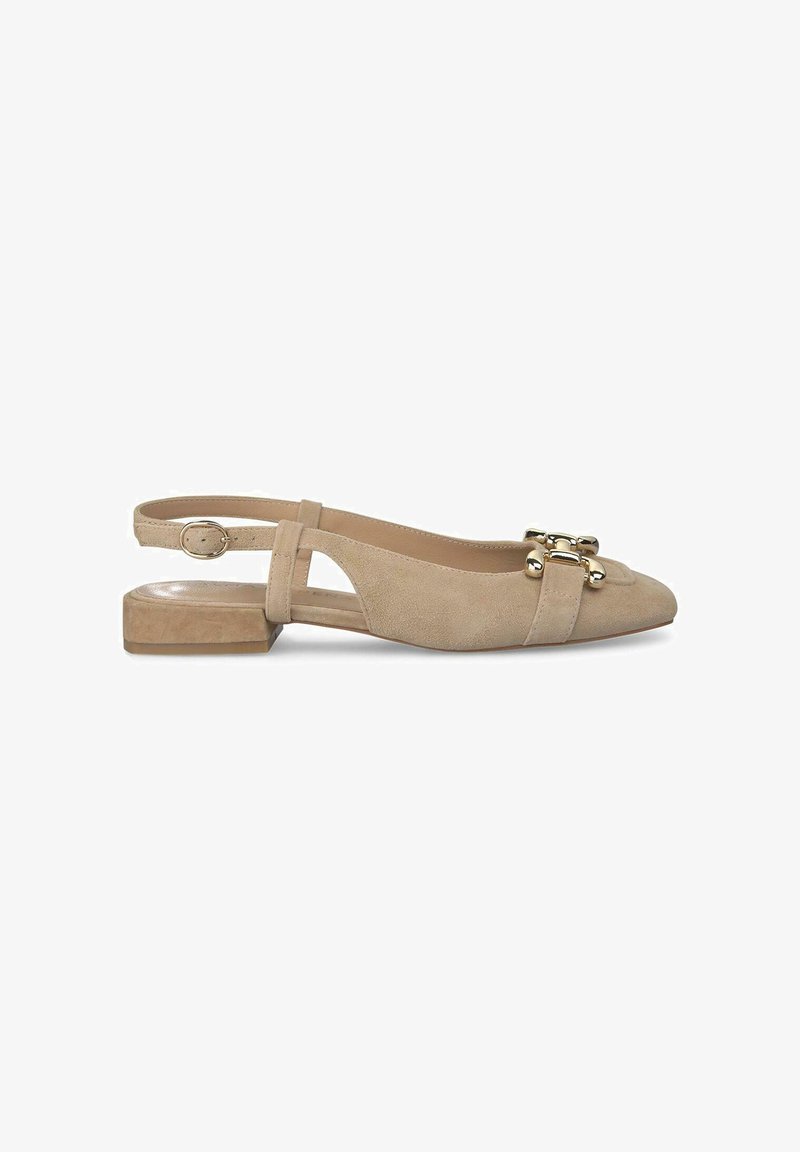 Beige suède slingback ballerina's met een spitse neus, voorzien van een decoratieve gouden metalen accent en een minimalistische gespsluiting bij de enkel.