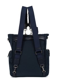 Borsa a tote blu navy con due tracolle regolabili, chiusura superiore con zip, inserti in pelle e molteplici tasche frontali e laterali.