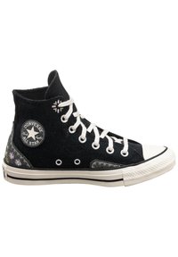 Črne visoke Converse superge z belimi vezalkami, gumirasto podplat, cvetličnim vezenjem in logotipom Converse All Star na strani.