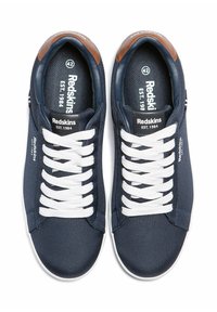 Sneakers in tela navy con lacci bianchi, suole in gomma e dettagli in pelle marrone sul tallone. Presentano logo e etichetta della taglia sulla linguetta.
