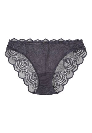 Ciemnoniebieska koronkowa bielizna o falbankowych brzegach, złożonych wzorach kwiatowych i teksturowanym wykończeniu. Miękki, przezroczysty materiał z drobnymi detalami.