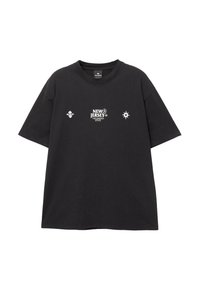 Sort bomulds T-shirt med en løs pasform, rund hals og korte ærmer. Har hvid tekst "NEW JERSEY THE GARDEN STATE" samt dekorative symboler.
